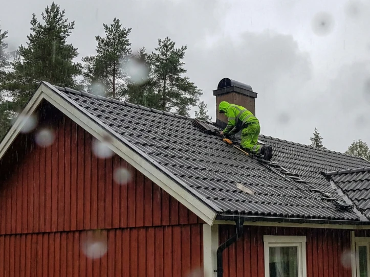 Tiilikaton vuotokorjausta Valkeakoskella